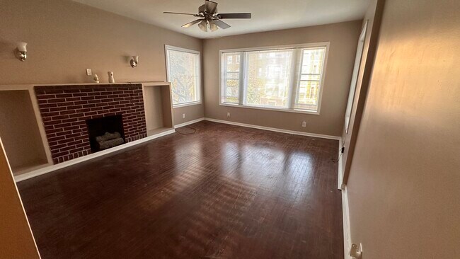 SALÓN ENORME CON CHIMENEA - 7948 S Drexel Ave