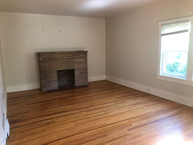 Building Photo - Recently Renovated - Spacious 5 Bedroom, 2...