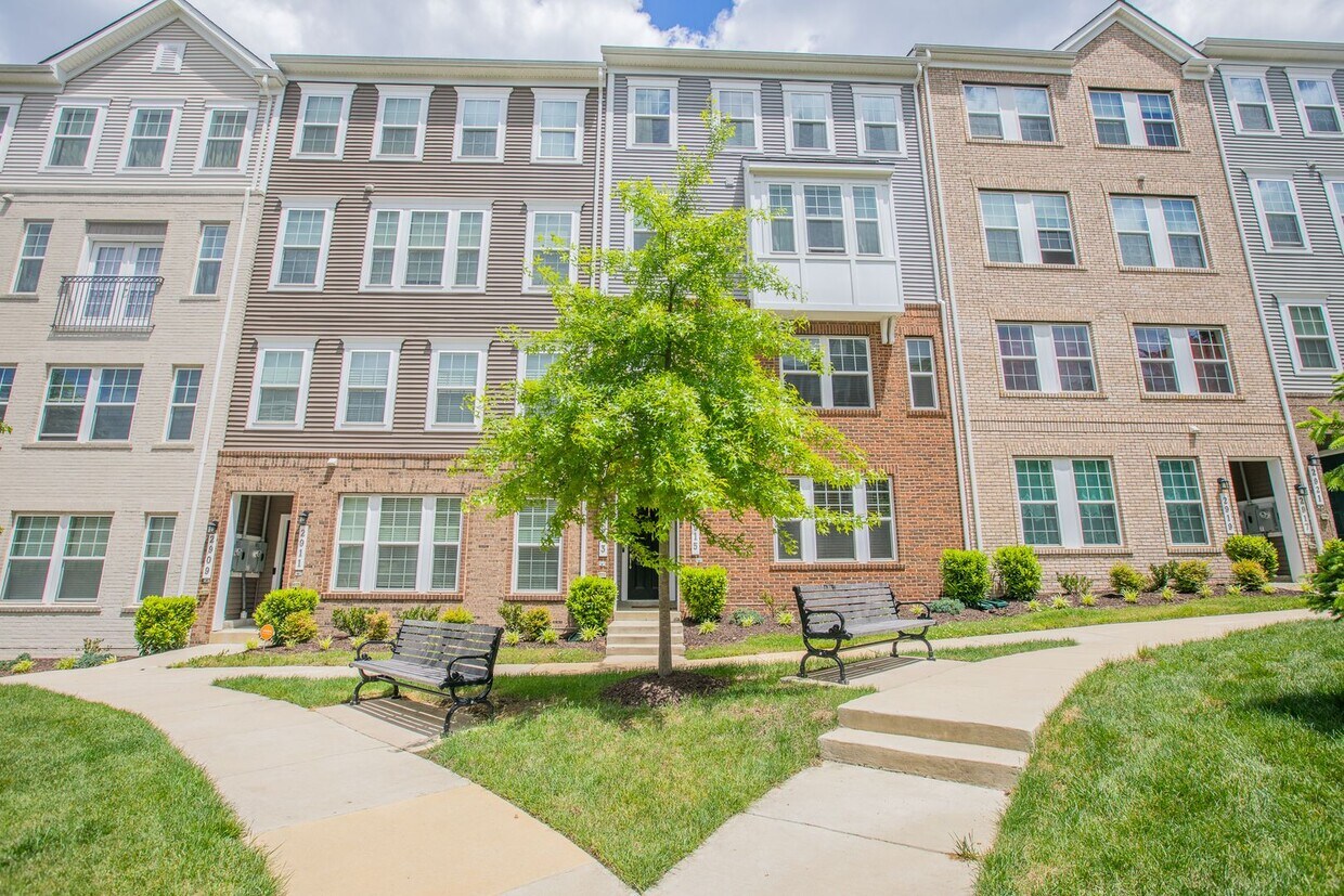 Foto principal - Beautiful 2 BR/2.5 BA Townhome in Hyattsvi...