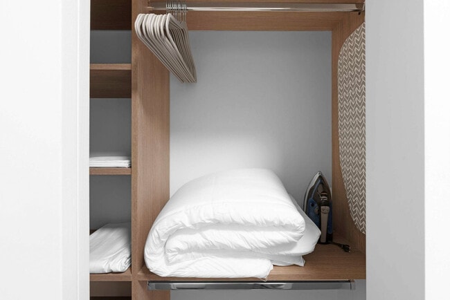 Foto del edificio - 7144 Byron Ave