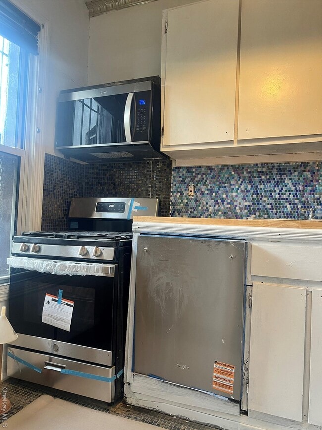 Building Photo - 102 Kingston Ave