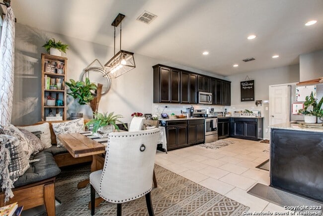 Building Photo - 3 Bedroom 2.5 Bathroom Silver Canyon Subdivision