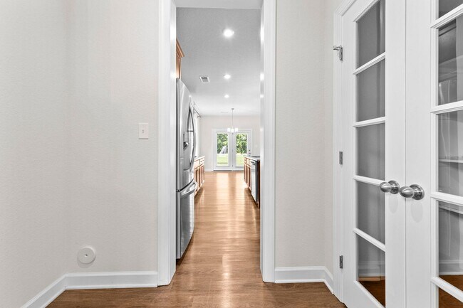 Foto del edificio - 5 bedroom 3.5 bath home in desired community