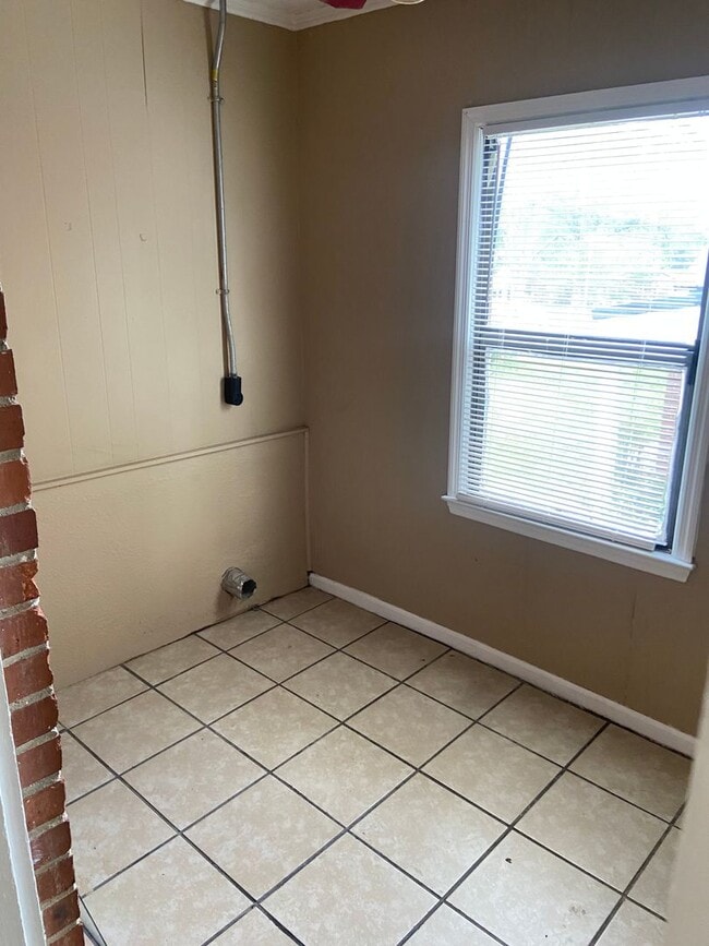 Building Photo - ***ON HOLD**2 Bedroom / 1 Bathroom Home fo...