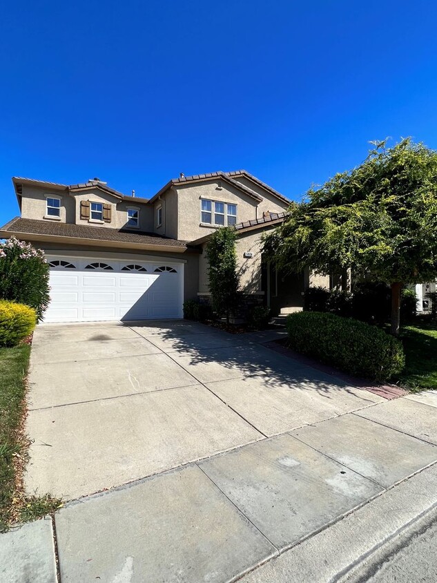 Foto principal - 5 Bedrooms/4 Bathroom Elk Grove Home