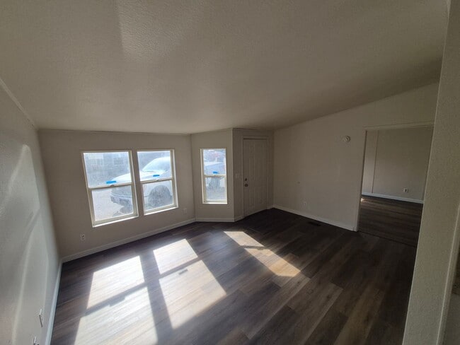 Foto del edificio - 341-343 NW Hemlock Ct