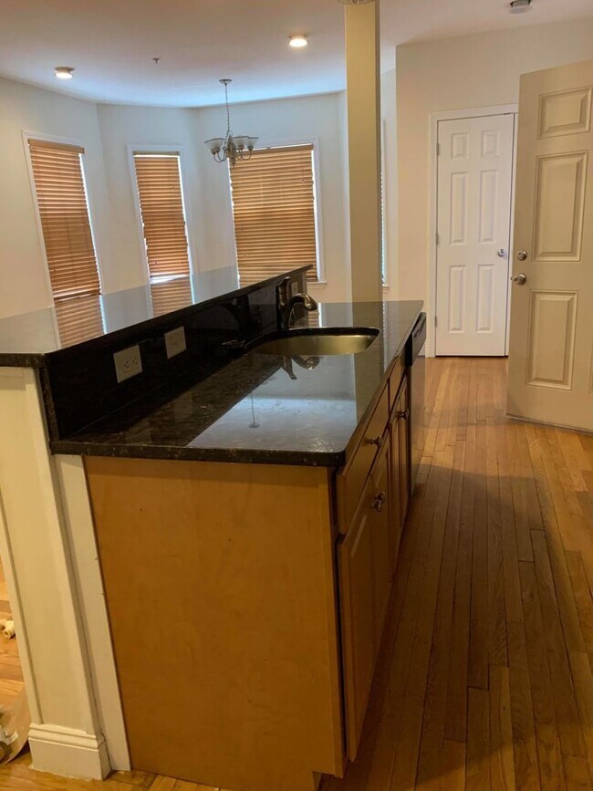Building Photo - Nice three bedroom in Brookline