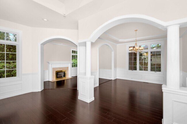 Building Photo - Large 4 Bedroom Home in Marymoor Hill