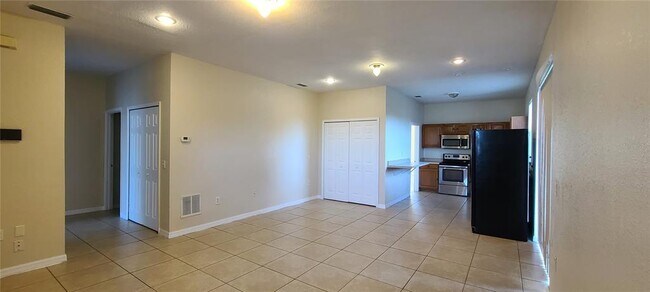 Building Photo - 405 Majestic Way
