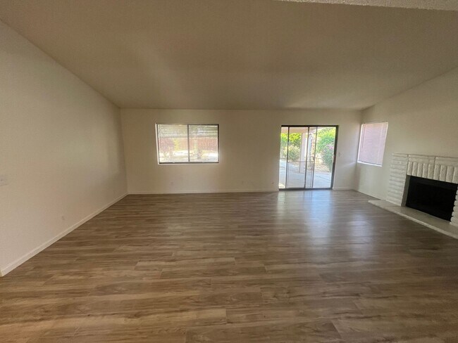 Foto del edificio - 402 Oakwood Ct
