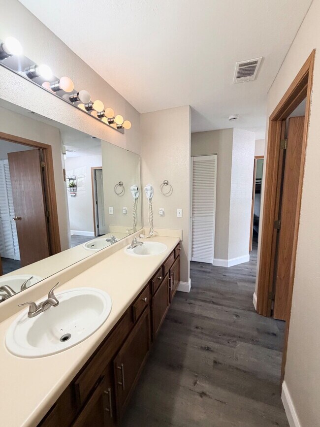 Foto del edificio - FULLY FURNISHED 2Br / Ground Floor Condo