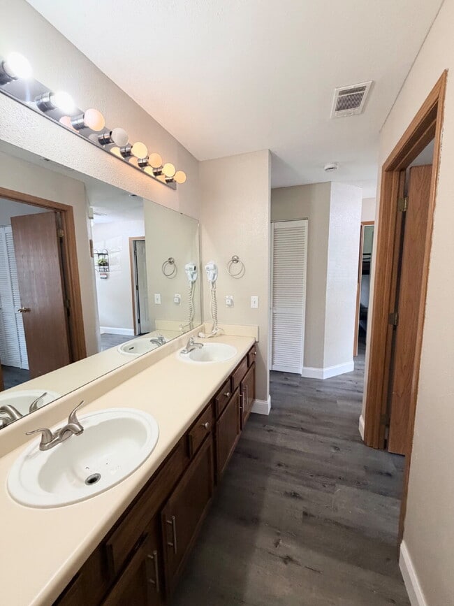 Building Photo - FULLY FURNISHED 2Br / Ground Floor Condo