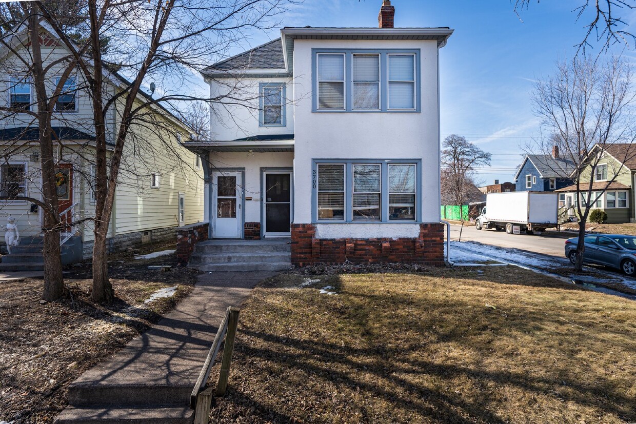 Primary Photo - 2 Bedroom with 1 Full Bathroom Duplex in S...