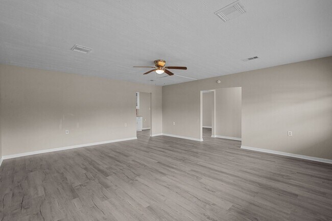 Building Photo - Great 3 Bedroom close to the Beach!