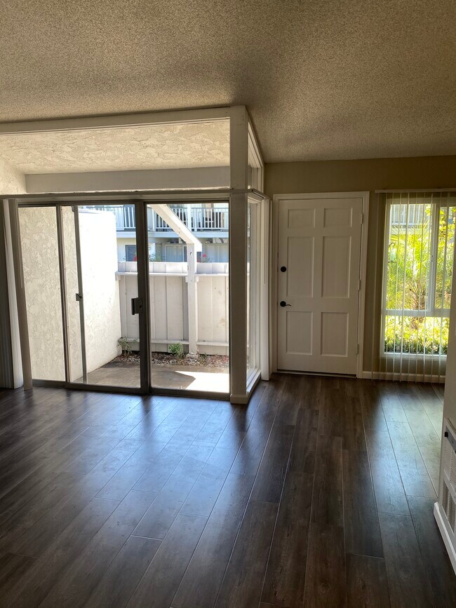 Building Photo - 851 Domingo Dr