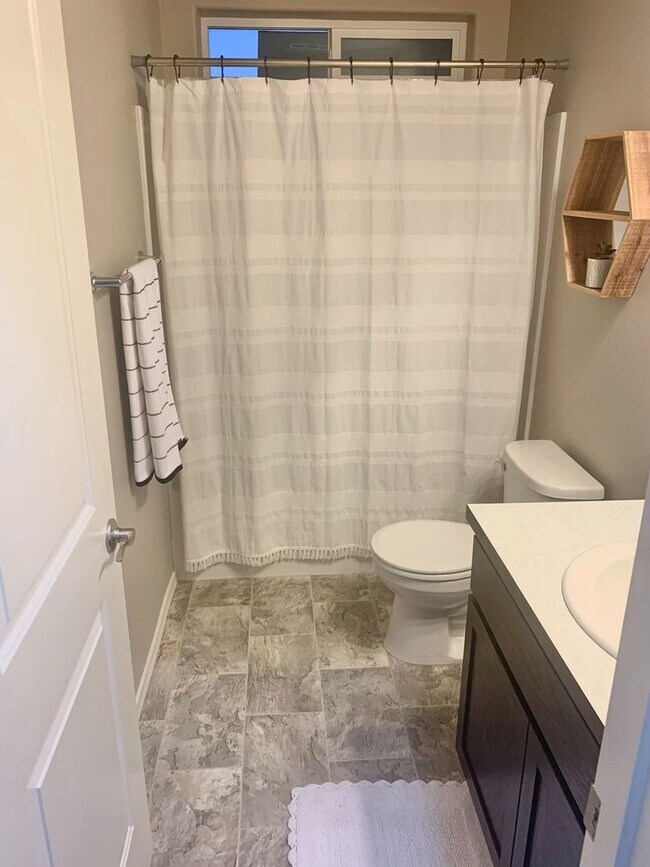 Building Photo - Beautiful 3 Bedroom Home in Moses Lake