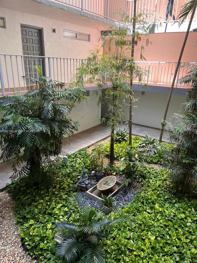 Foto del edificio - 700 NE 63rd St