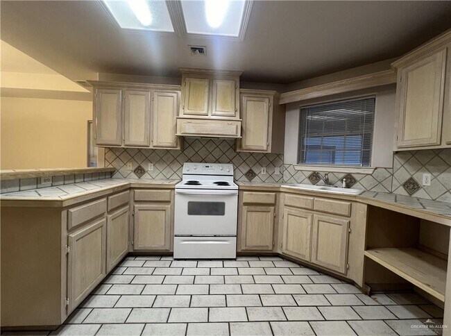 Building Photo - 136 San Jacinto St
