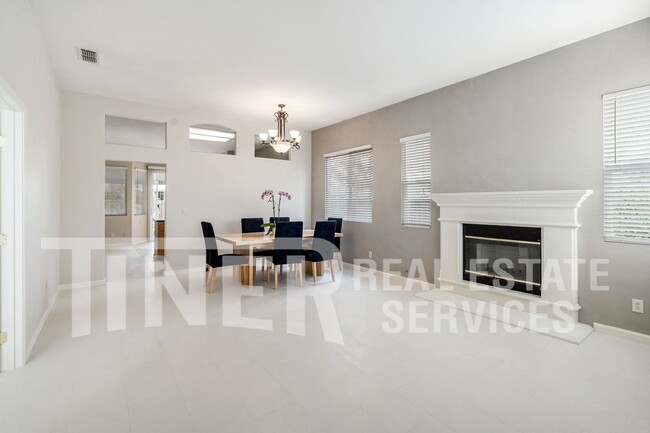 Building Photo - 4 Bedroom Elk Grove Home in Desireable Sch...