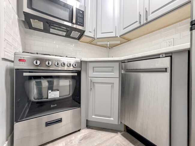 Building Photo - 508 W Belmont Ave