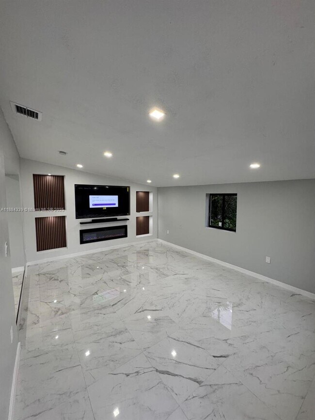 Building Photo - 4120 SW 31st Dr