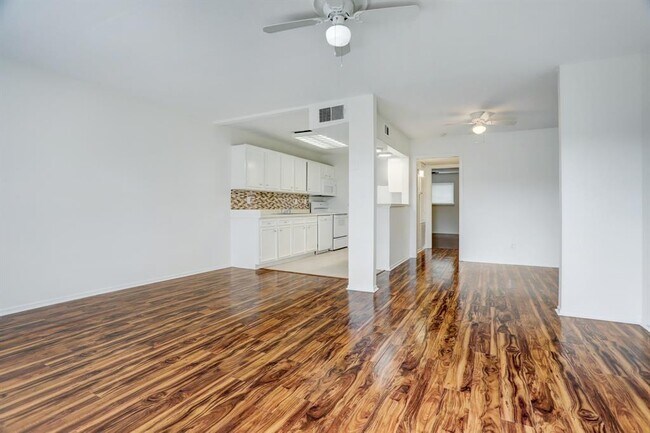 Foto del edificio - 11540 Chimney Rock Rd