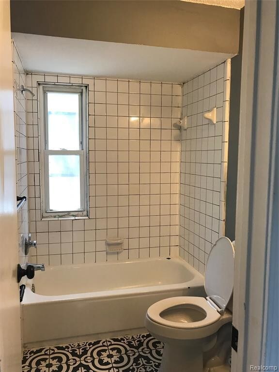 Building Photo - 255 W Strathmore Ave