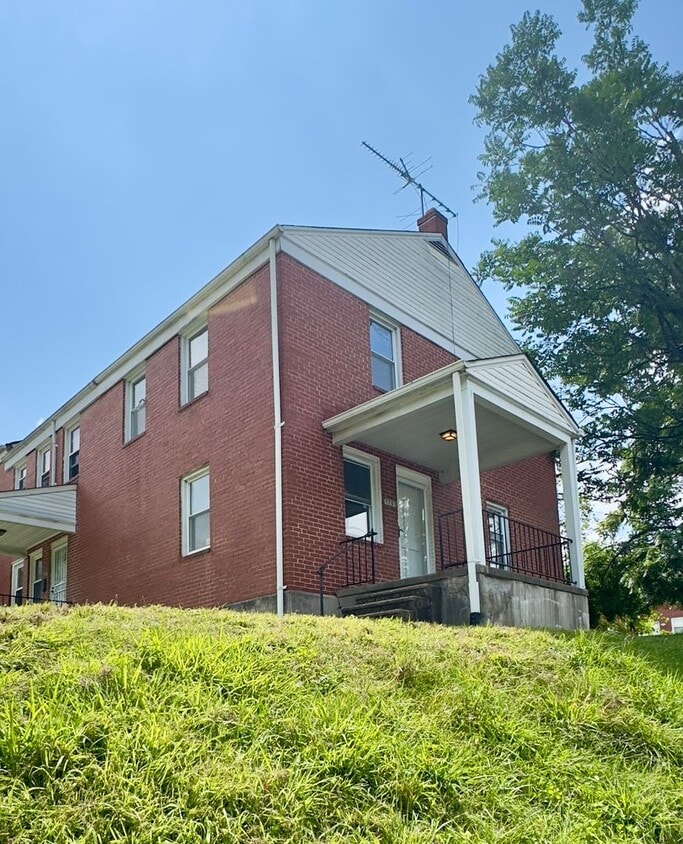Primary Photo - Charming 3 Bedroom/1.5 Bathroom Home in Lo...