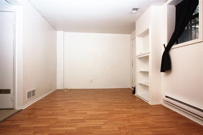 Foto del edificio - 228 Christopher Columbus Dr