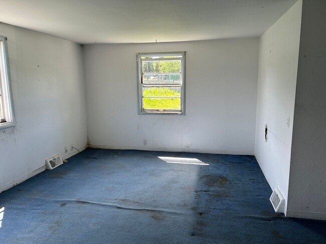 Building Photo - Handyman Special!  1 BD/1BA Home Close to ...