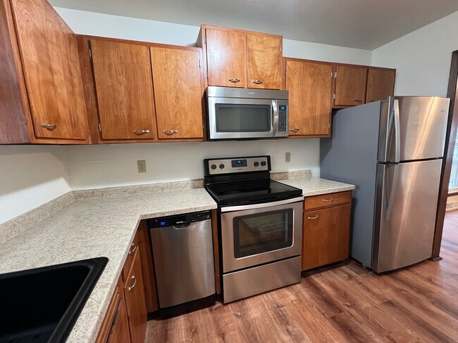 Foto del edificio - Easy commute to Downtown, West - 3 bedroom, 1.5 bath duplex with yard, garage