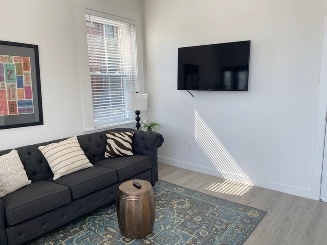 Building Photo - 216 E Liberty St