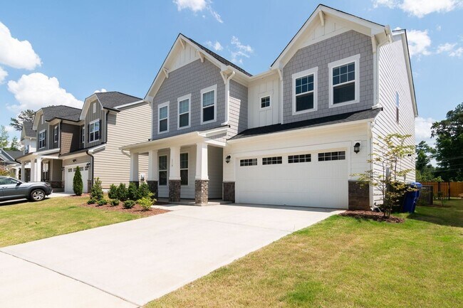 Building Photo - Chapel Hill 5 Bedroom/ 3 bath Home Gourmet Kitchen Fireplace and Fenced yard!