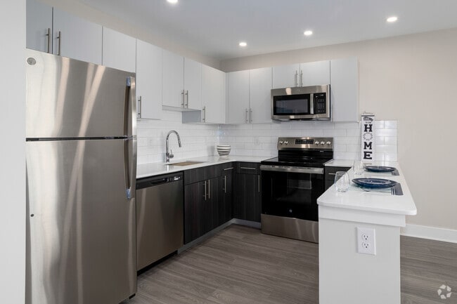 1BR, 1BA - 700SF - LUX - Kitchen - Plymouth Flats