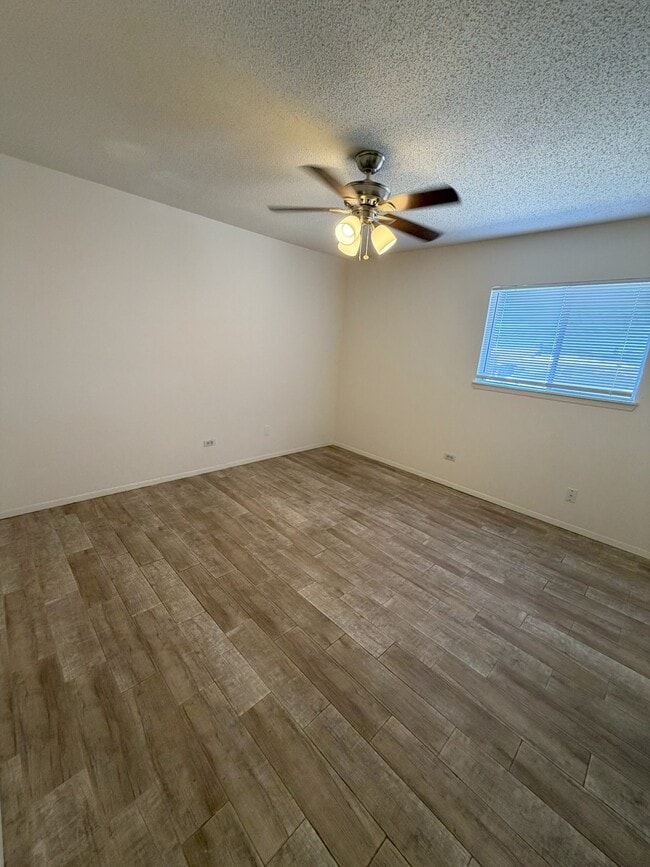 Building Photo - El Jardin Apartments