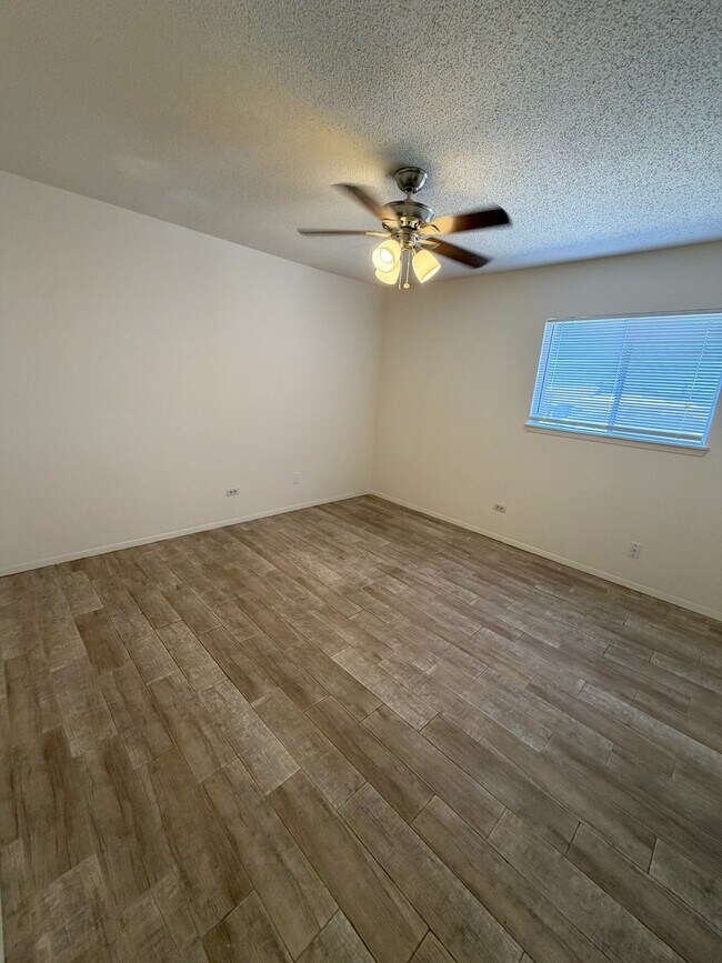 Foto del edificio - El Jardin Apartments