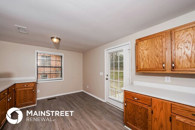 Foto del edificio - 5057 Oak Leaf Cir