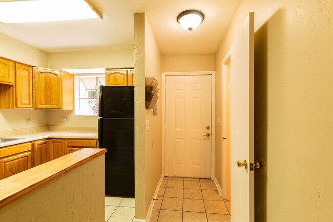 Foto del edificio - 2 Bedroom, 2.5 Bath Townhome In SW Pickwick Park