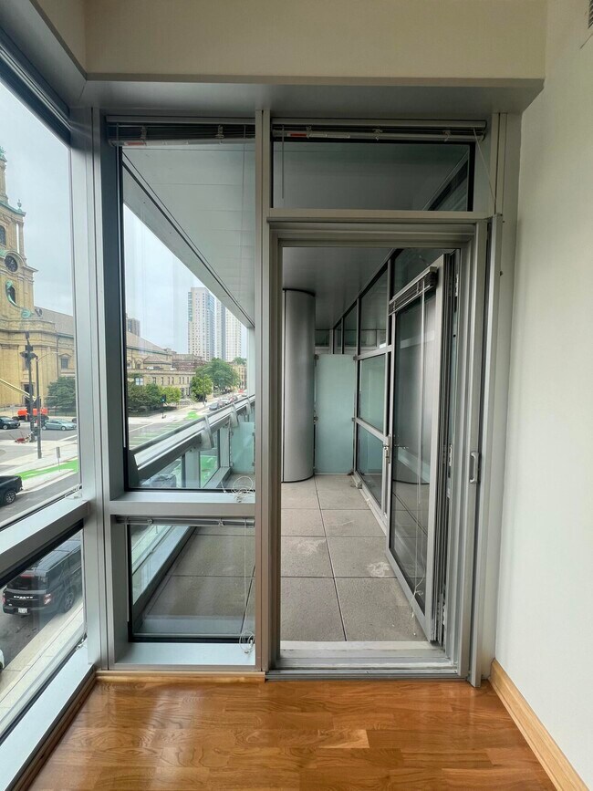 Foto del edificio - 545 E Wells St