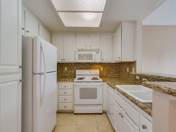 Building Photo - 2150 Camino De La Reina