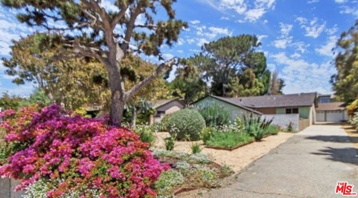 Foto principal - 7328 Birdview Ave