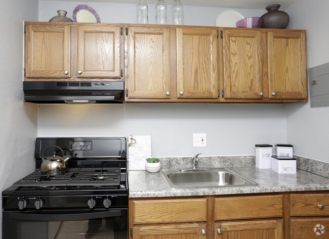 2BR, 1BA - 801 SF - Oakridge Manor Apartments
