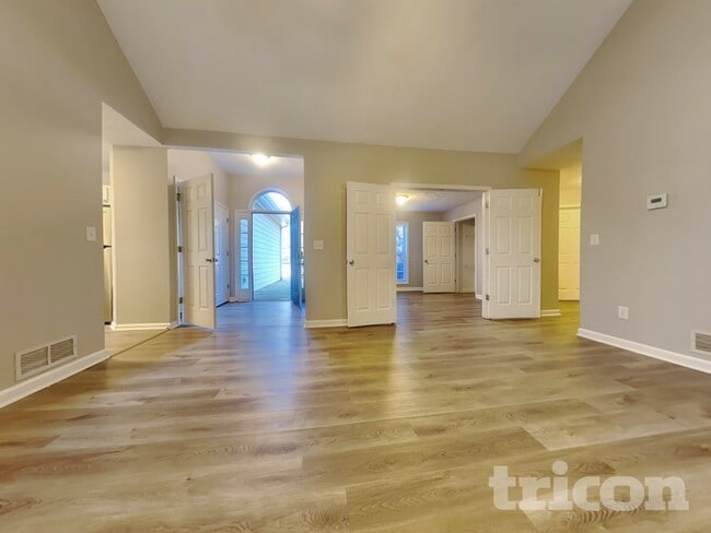 Foto del edificio - 3021 Tennyson Dr