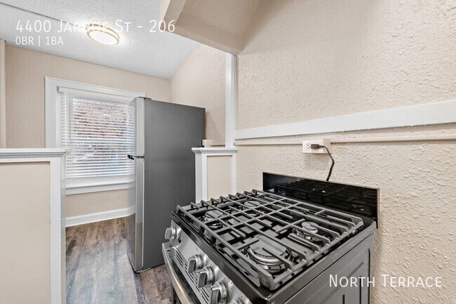 Building Photo - Cute, Spacious Studio Close to the Plaza