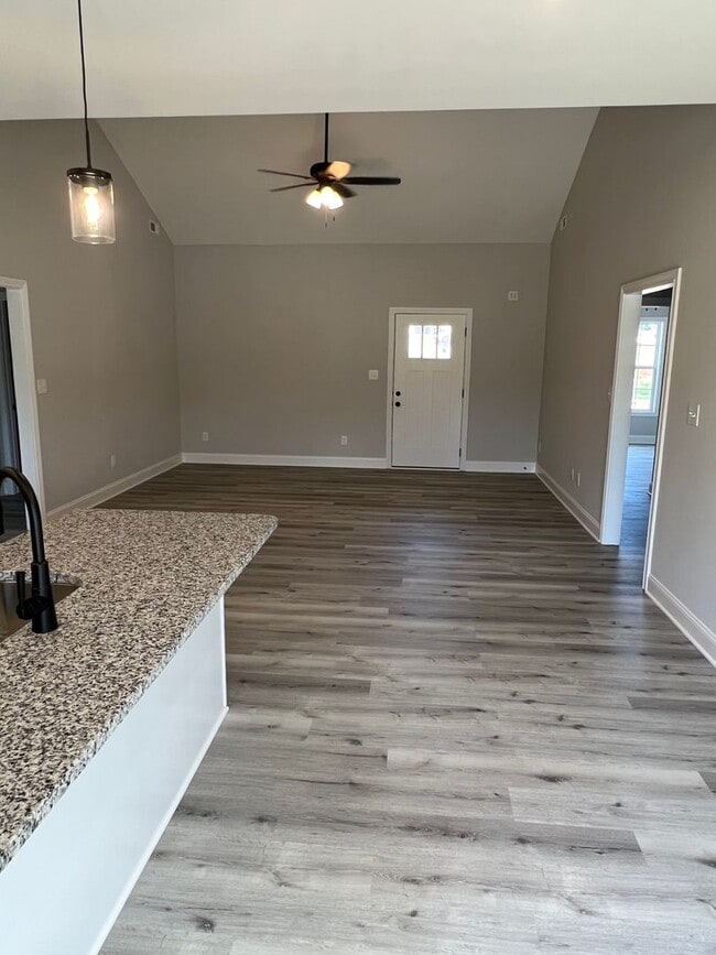 Building Photo - HALF OFF ONE MONTH AT 1213 SHALLOWFORD ST!