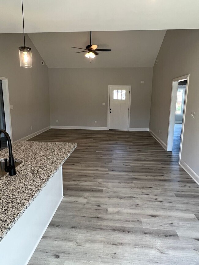 Foto del edificio - HALF OFF ONE MONTH AT 1213 SHALLOWFORD ST!