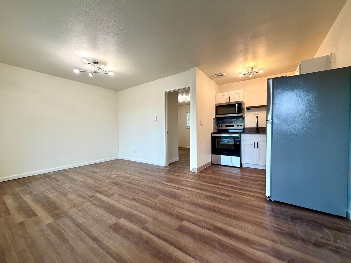 **FREE FIRST MONTH'S RENT** Newly Remodeled One Bedroom in Montavilla~ New Kitchen~ New LVP Floor... - Newly Remodeled One Bedroom in Montavilla~...