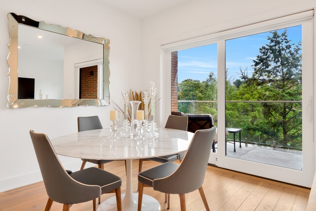 Building Photo - 8 Boulevard W