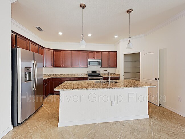 Building Photo - 9885 Hilltop Dr