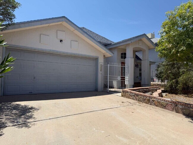 Foto del edificio - Discover this beautifully designed one-story home featuring 4 spacious bedrooms, 2 bathrooms in N...